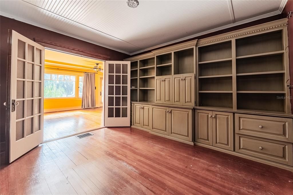 For Sale: $389,000 (3 beds, 1 baths, 1924 Square Feet)