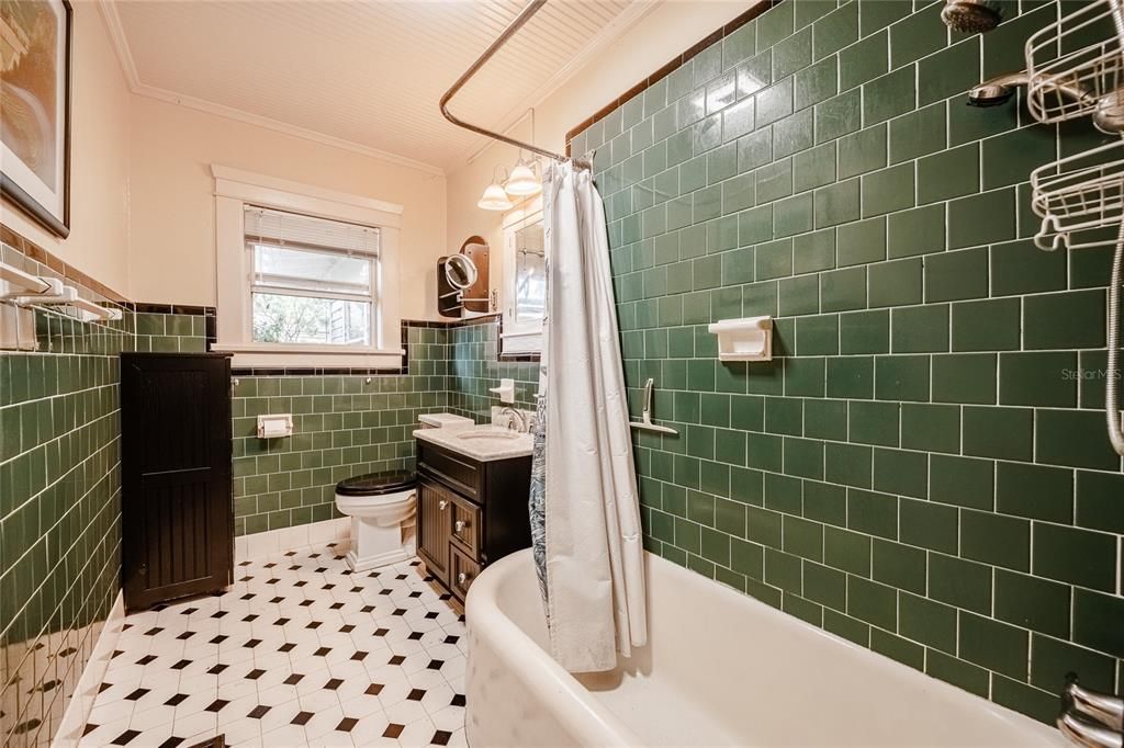 For Sale: $389,000 (3 beds, 1 baths, 1924 Square Feet)