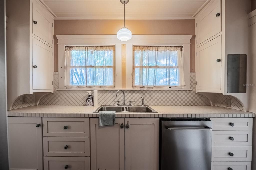 For Sale: $389,000 (3 beds, 1 baths, 1924 Square Feet)