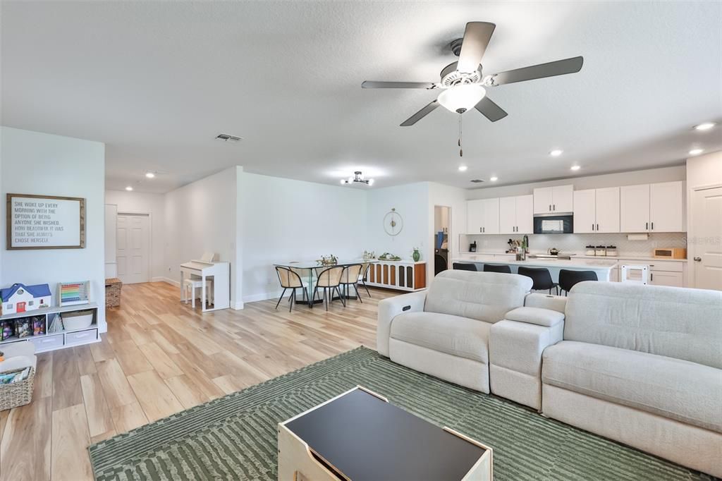 Activo con contrato: $415,000 (5 camas, 2 baños, 2264 Pies cuadrados)