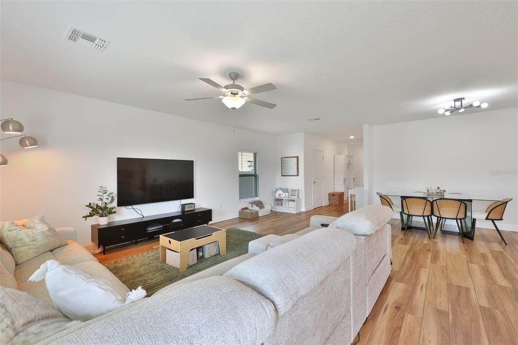 Activo con contrato: $415,000 (5 camas, 2 baños, 2264 Pies cuadrados)