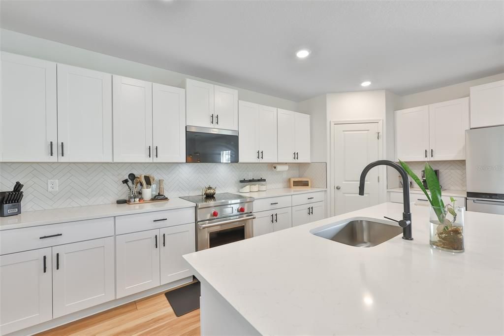 Activo con contrato: $415,000 (5 camas, 2 baños, 2264 Pies cuadrados)