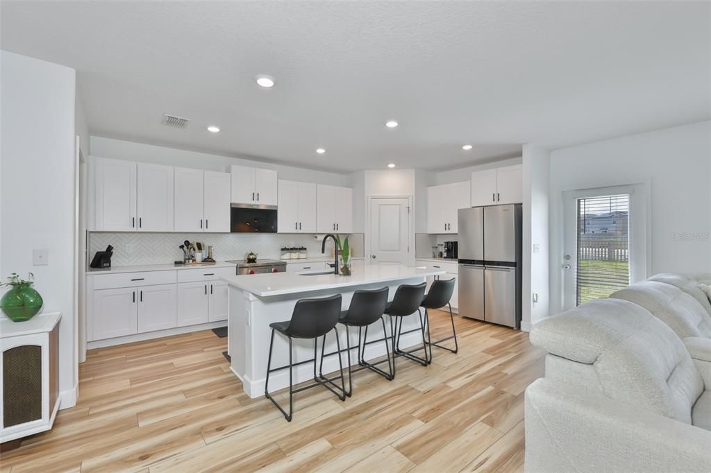 Activo con contrato: $415,000 (5 camas, 2 baños, 2264 Pies cuadrados)