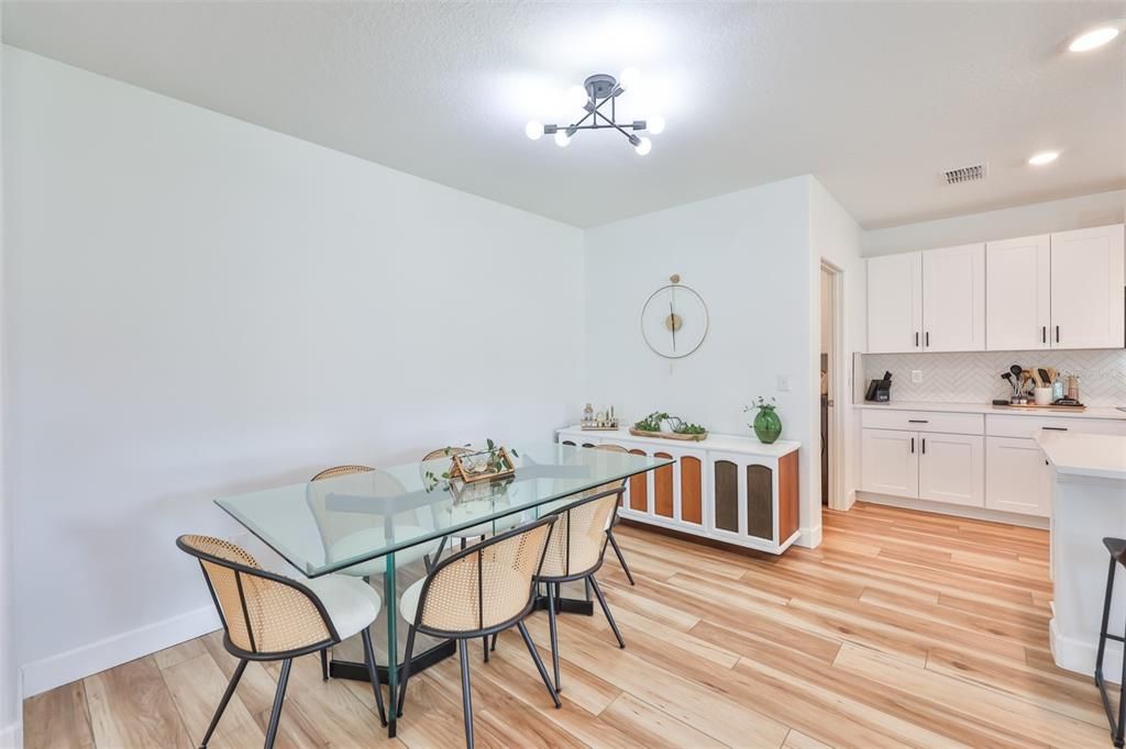 Activo con contrato: $415,000 (5 camas, 2 baños, 2264 Pies cuadrados)