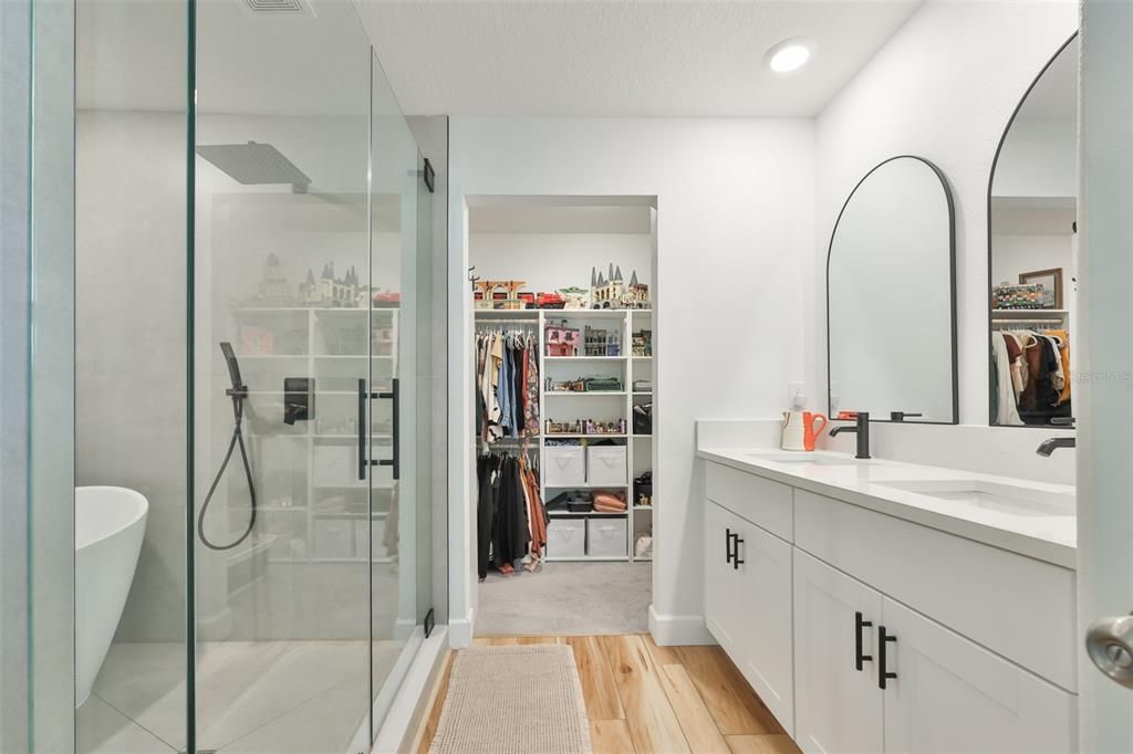 Activo con contrato: $415,000 (5 camas, 2 baños, 2264 Pies cuadrados)