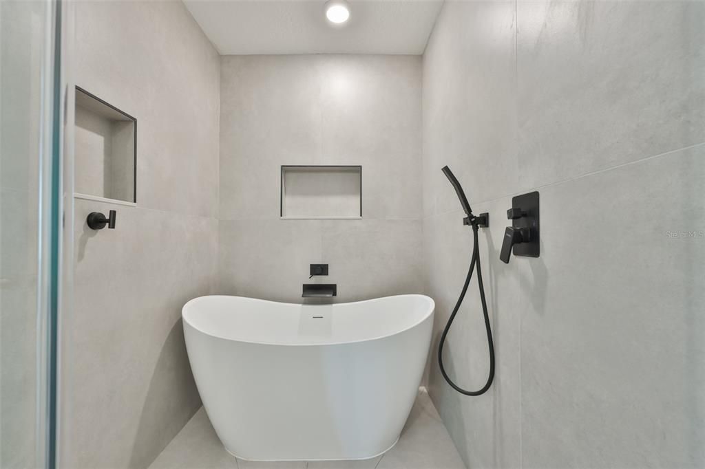 Activo con contrato: $415,000 (5 camas, 2 baños, 2264 Pies cuadrados)