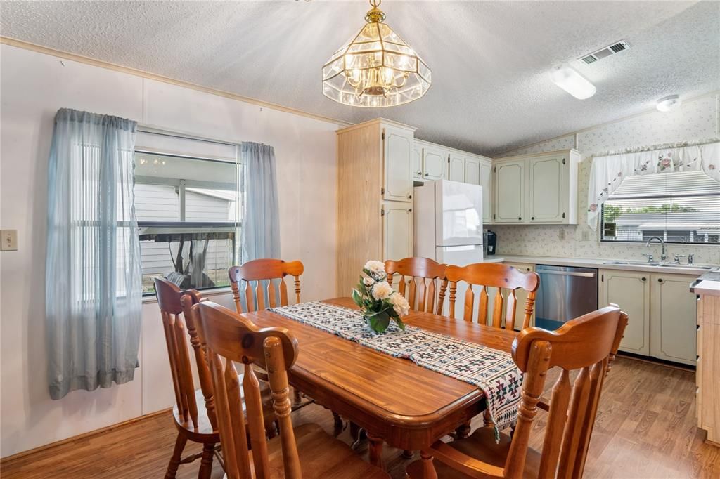 For Sale: $148,000 (2 beds, 2 baths, 1040 Square Feet)