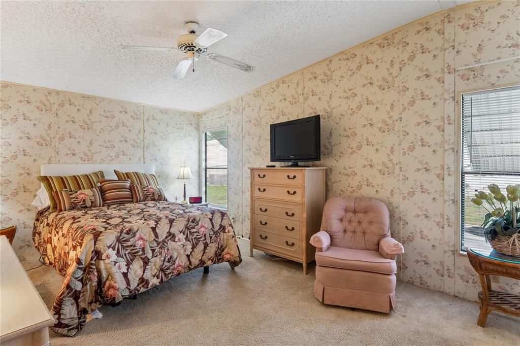 For Sale: $148,000 (2 beds, 2 baths, 1040 Square Feet)