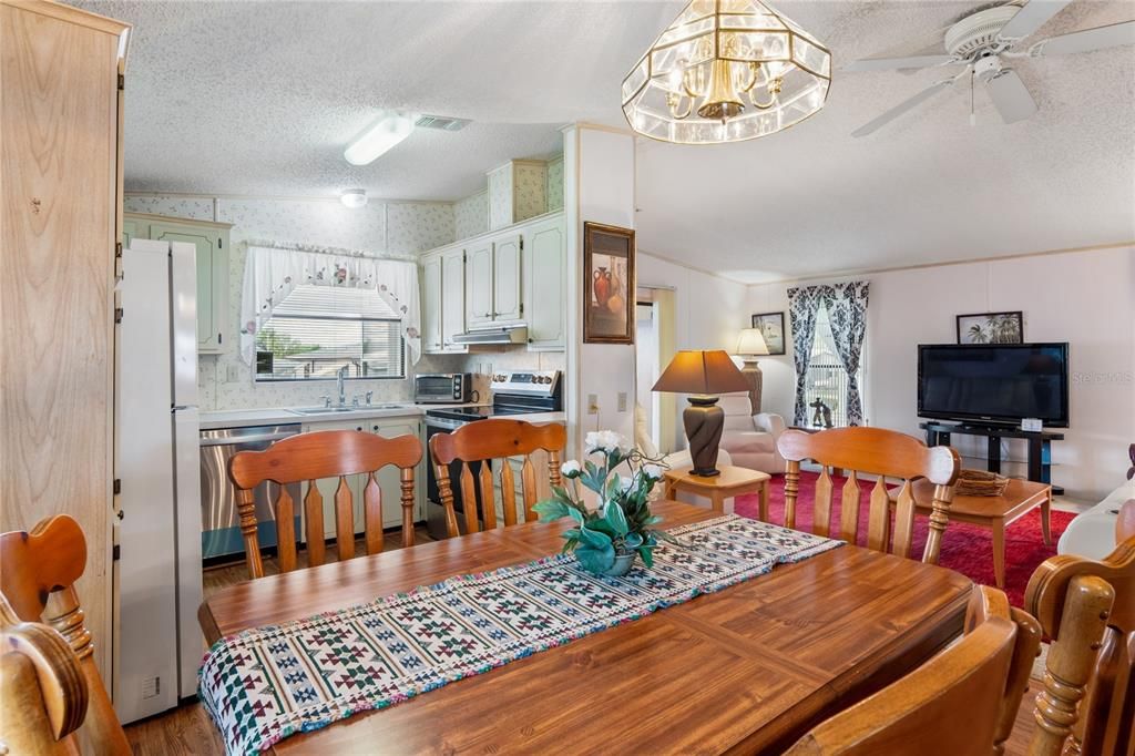 For Sale: $148,000 (2 beds, 2 baths, 1040 Square Feet)