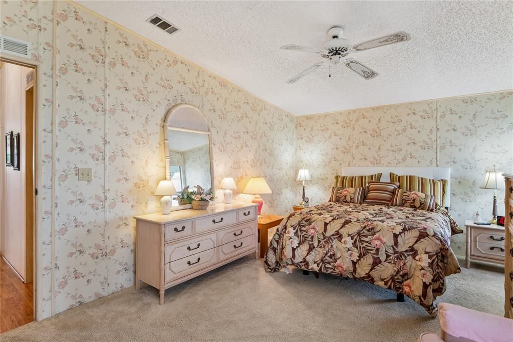 For Sale: $148,000 (2 beds, 2 baths, 1040 Square Feet)