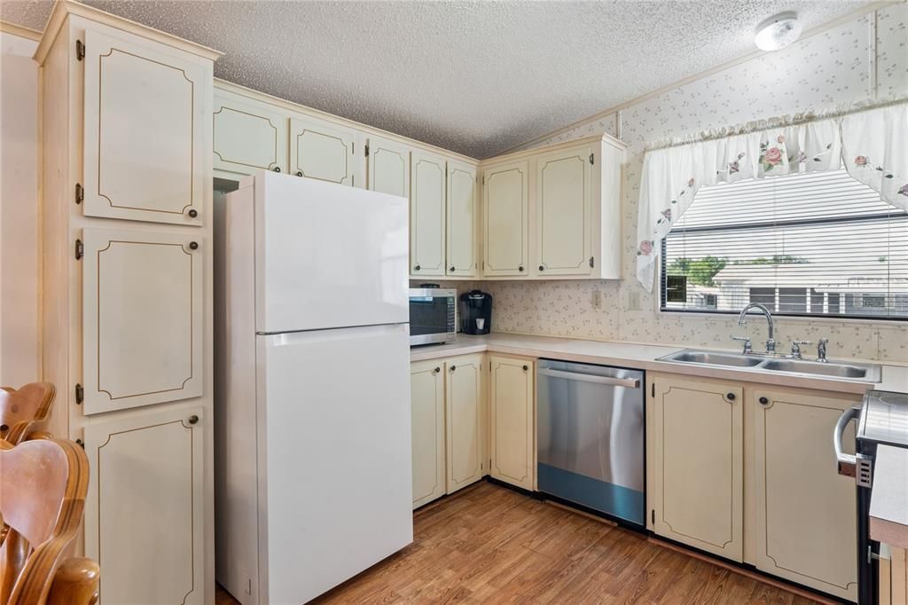 For Sale: $148,000 (2 beds, 2 baths, 1040 Square Feet)