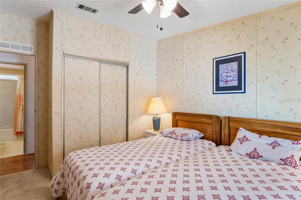 For Sale: $148,000 (2 beds, 2 baths, 1040 Square Feet)