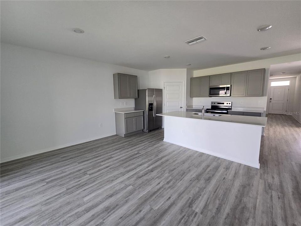 For Rent: $2,200 (4 beds, 2 baths, 1828 Square Feet)