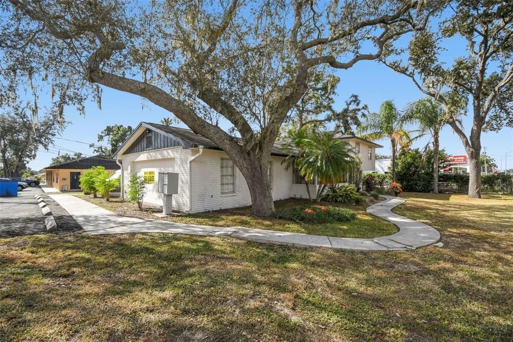 For Rent: $3,000 (5 beds, 3 baths, 2464 Square Feet)