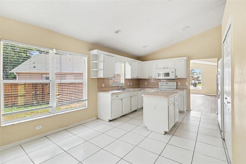En Venta: $299,900 (4 camas, 2 baños, 1925 Pies cuadrados)