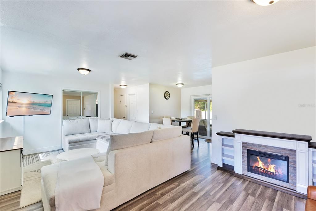 For Sale: $335,000 (3 beds, 2 baths, 1026 Square Feet)