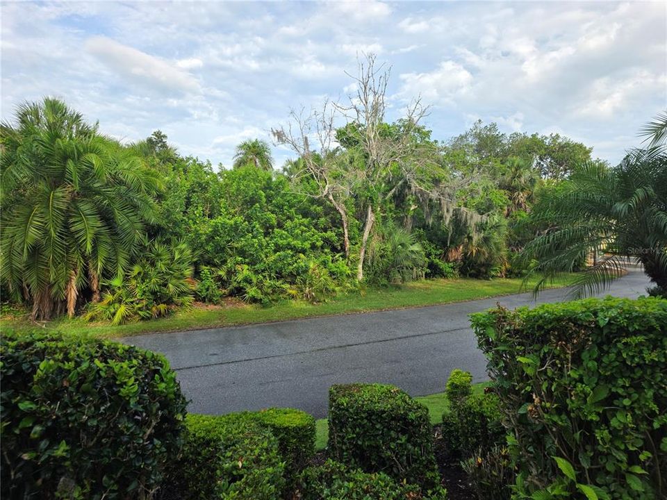 На продажу: $575,000 (0.40 acres)