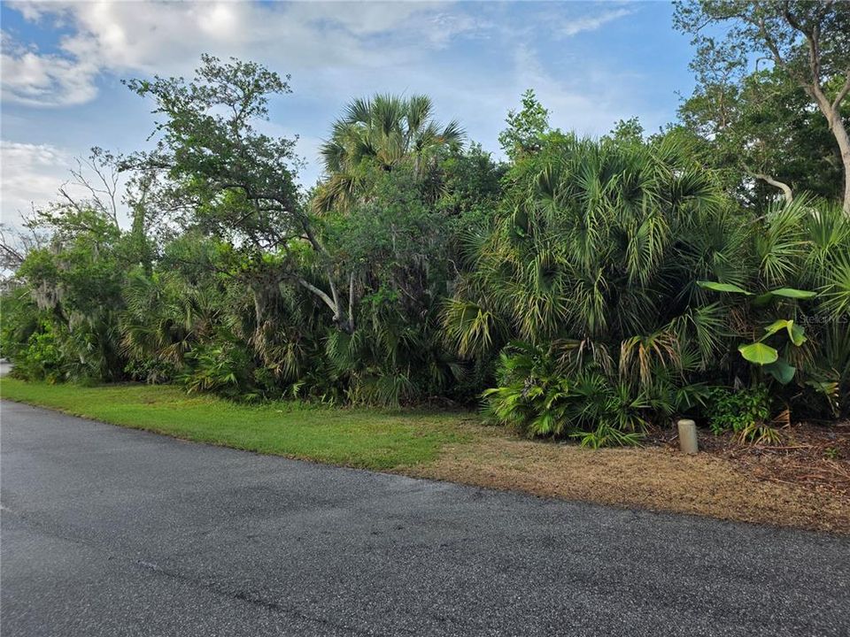 На продажу: $575,000 (0.40 acres)