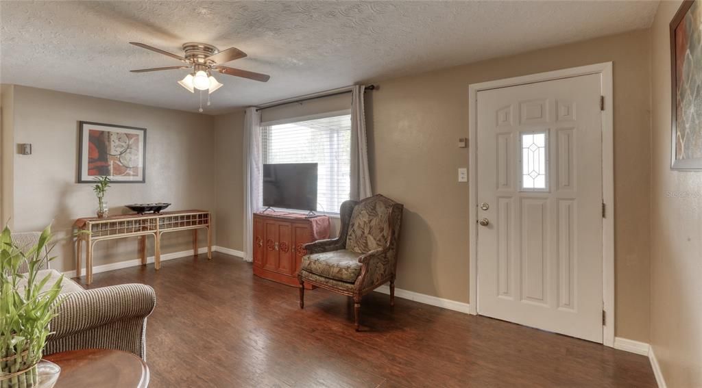 For Sale: $260,000 (2 beds, 1 baths, 956 Square Feet)