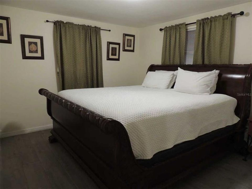 For Sale: $260,000 (2 beds, 1 baths, 956 Square Feet)