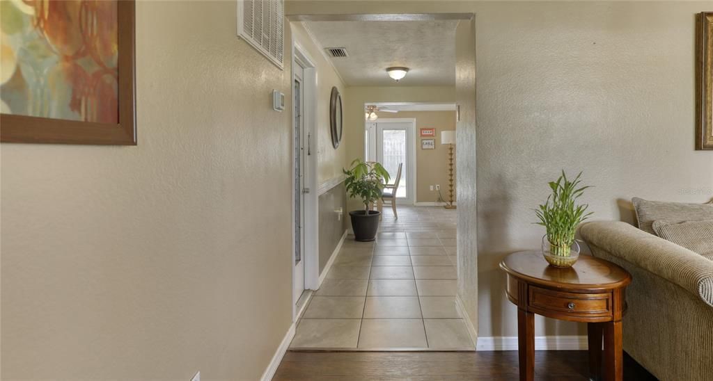 For Sale: $260,000 (2 beds, 1 baths, 956 Square Feet)