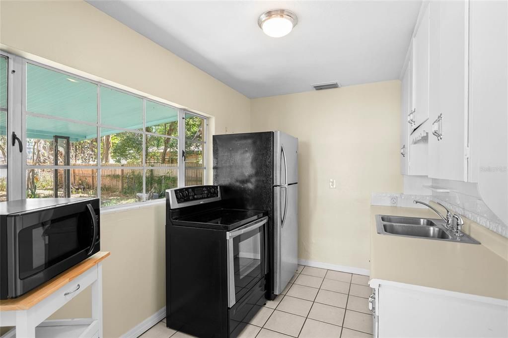 For Rent: $2,200 (2 beds, 1 baths, 725 Square Feet)