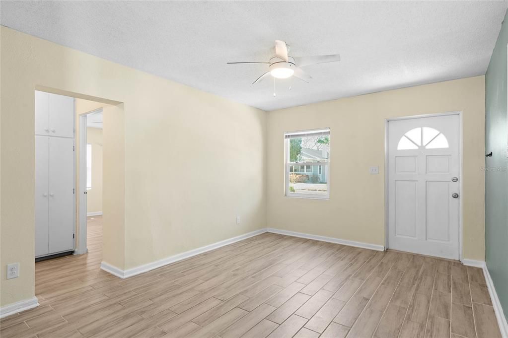 For Rent: $2,200 (2 beds, 1 baths, 725 Square Feet)