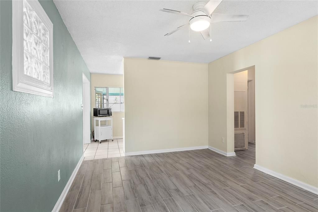 For Rent: $2,200 (2 beds, 1 baths, 725 Square Feet)