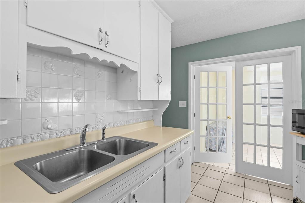For Rent: $2,200 (2 beds, 1 baths, 725 Square Feet)