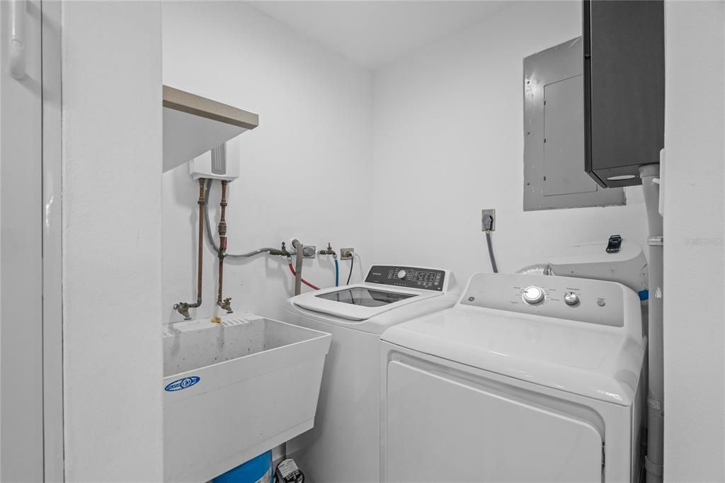 For Sale: $475,000 (2 beds, 2 baths, 1759 Square Feet)