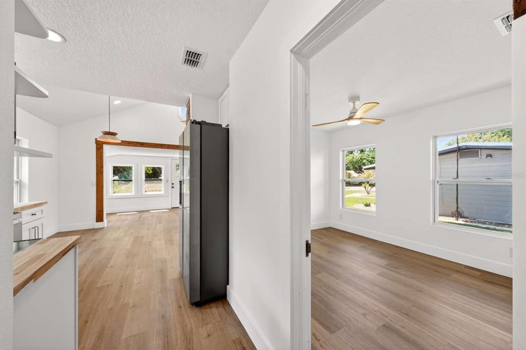 Active With Contract: $269,900 (2 beds, 1 baths, 800 Square Feet)