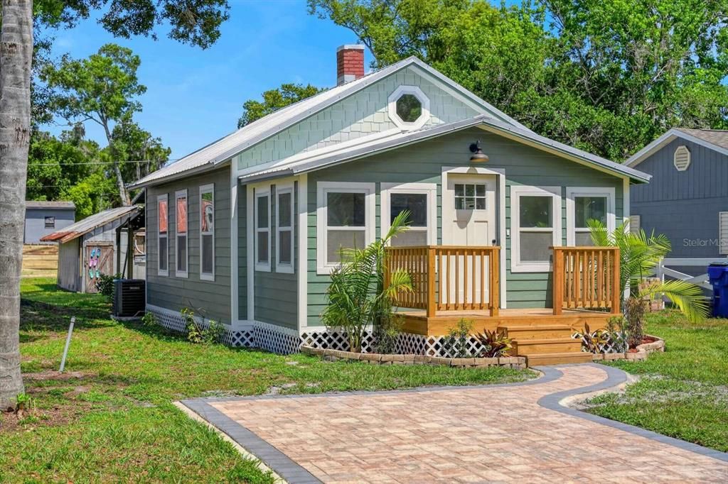 Active With Contract: $269,900 (2 beds, 1 baths, 800 Square Feet)
