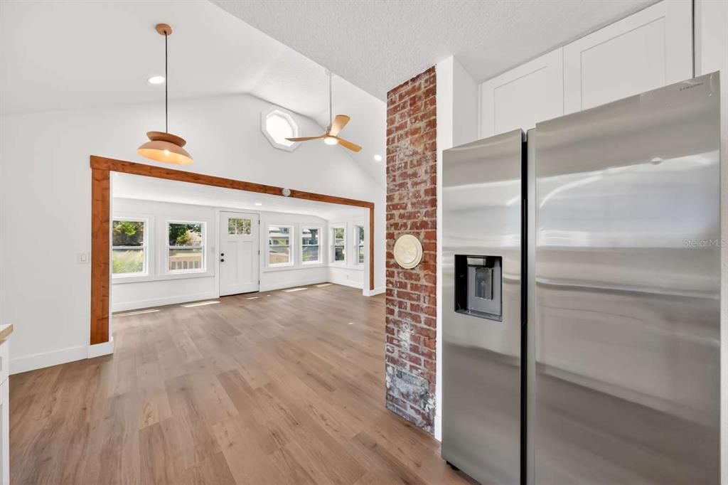 Active With Contract: $269,900 (2 beds, 1 baths, 800 Square Feet)