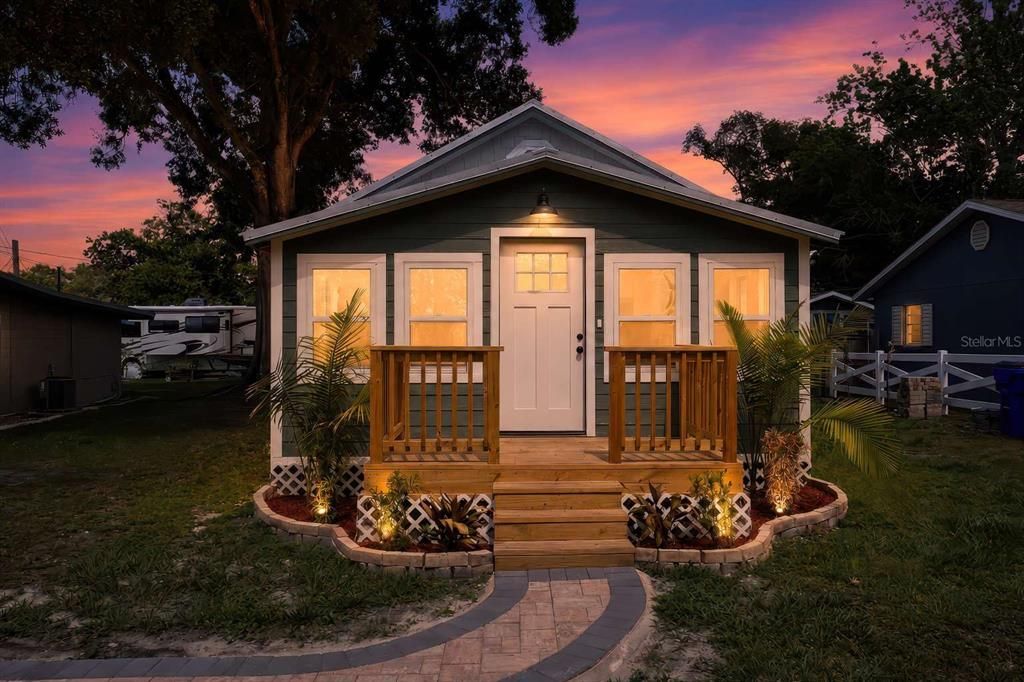 Active With Contract: $269,900 (2 beds, 1 baths, 800 Square Feet)