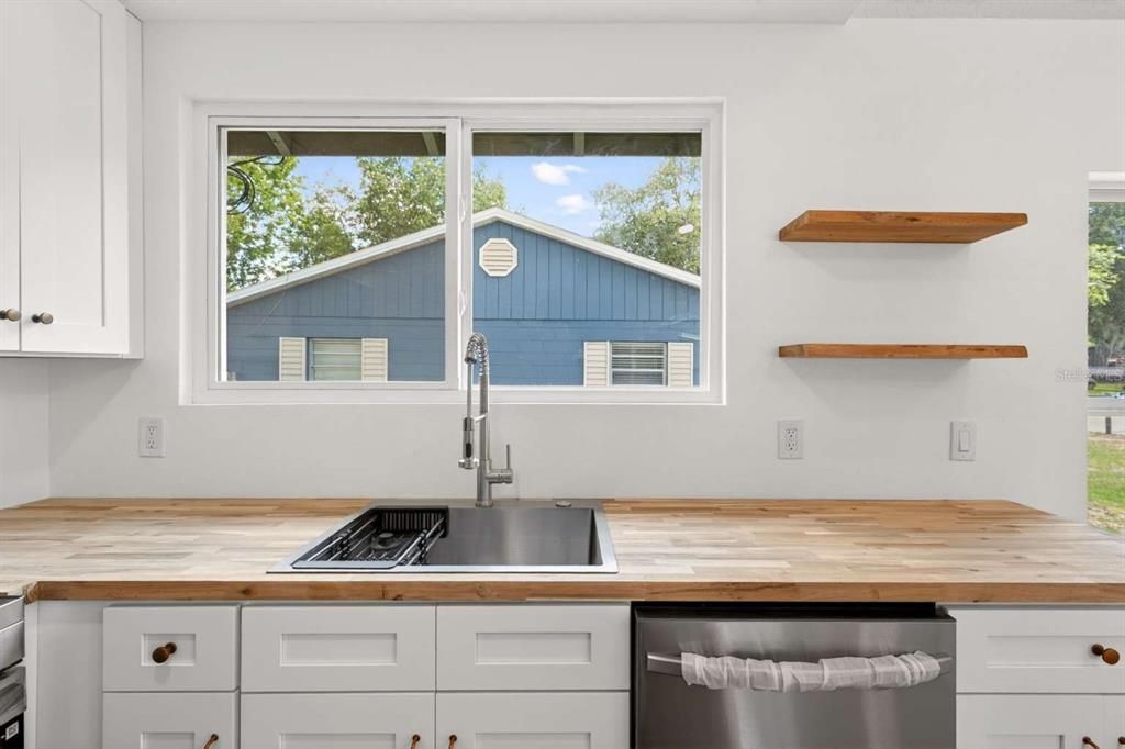 Active With Contract: $269,900 (2 beds, 1 baths, 800 Square Feet)