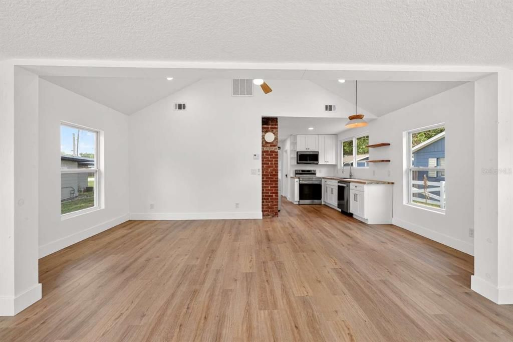 Active With Contract: $269,900 (2 beds, 1 baths, 800 Square Feet)