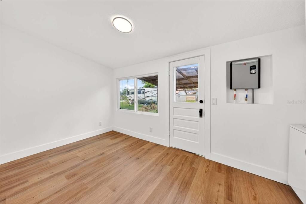 Active With Contract: $269,900 (2 beds, 1 baths, 800 Square Feet)