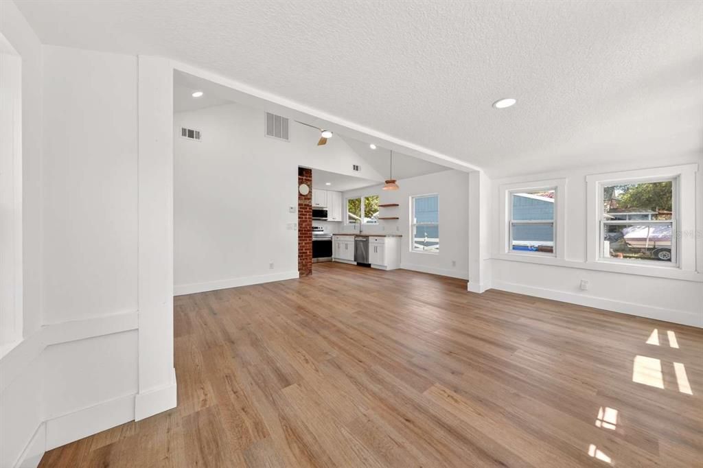Active With Contract: $269,900 (2 beds, 1 baths, 800 Square Feet)