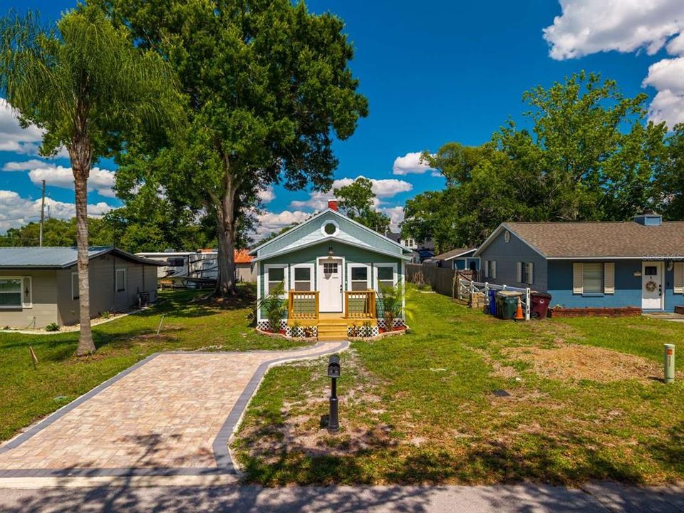 Active With Contract: $269,900 (2 beds, 1 baths, 800 Square Feet)