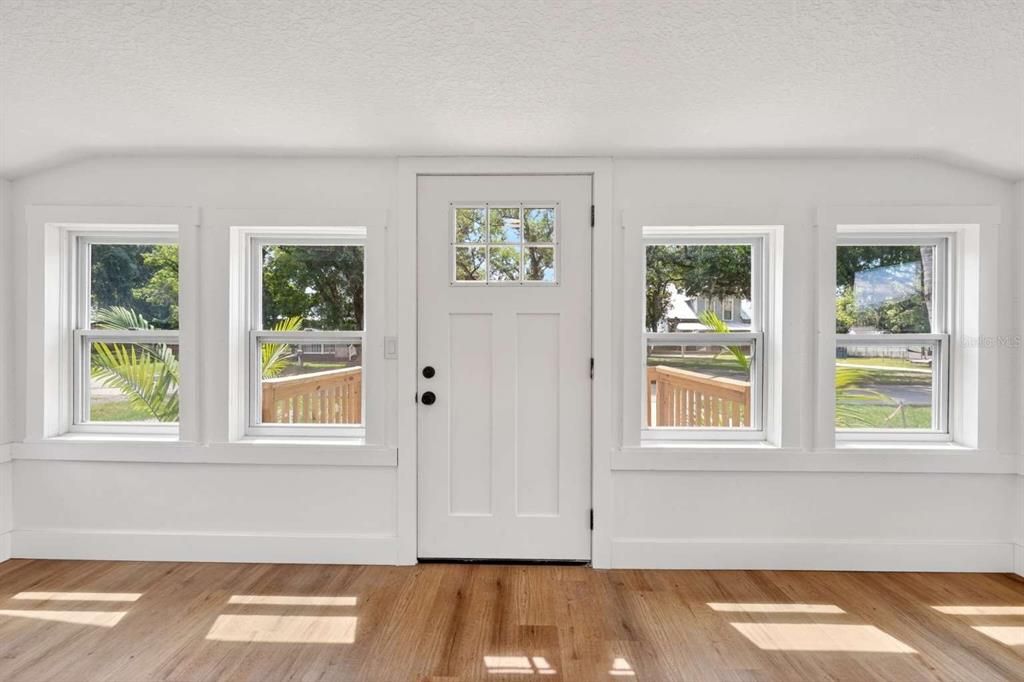 Active With Contract: $269,900 (2 beds, 1 baths, 800 Square Feet)