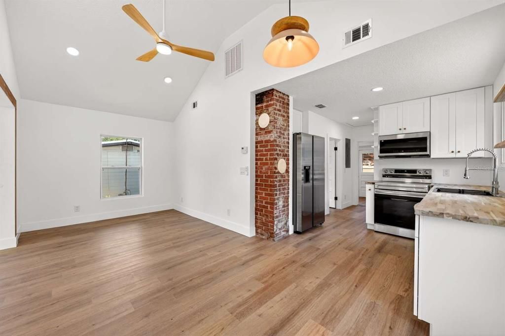 Active With Contract: $269,900 (2 beds, 1 baths, 800 Square Feet)