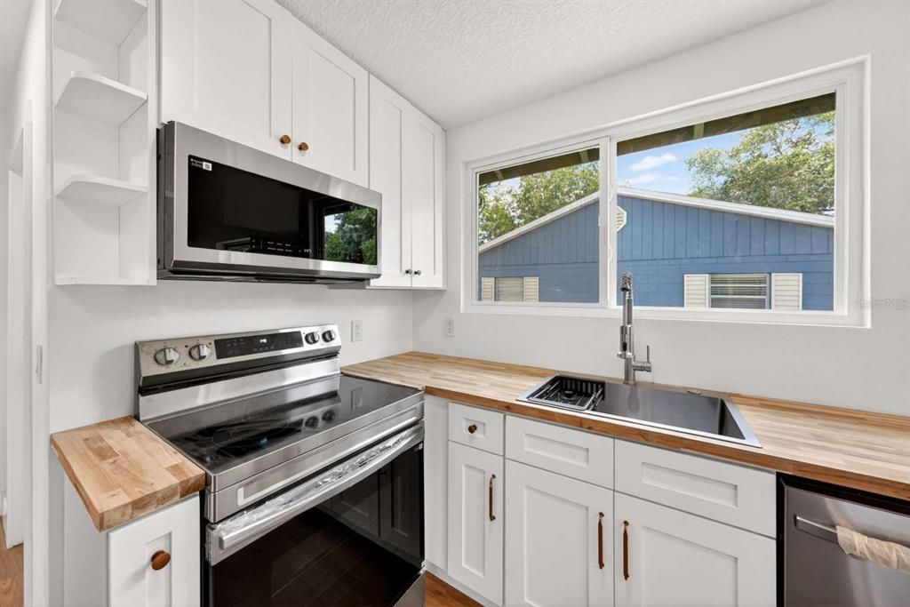 Active With Contract: $269,900 (2 beds, 1 baths, 800 Square Feet)
