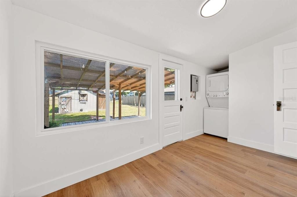 Active With Contract: $269,900 (2 beds, 1 baths, 800 Square Feet)