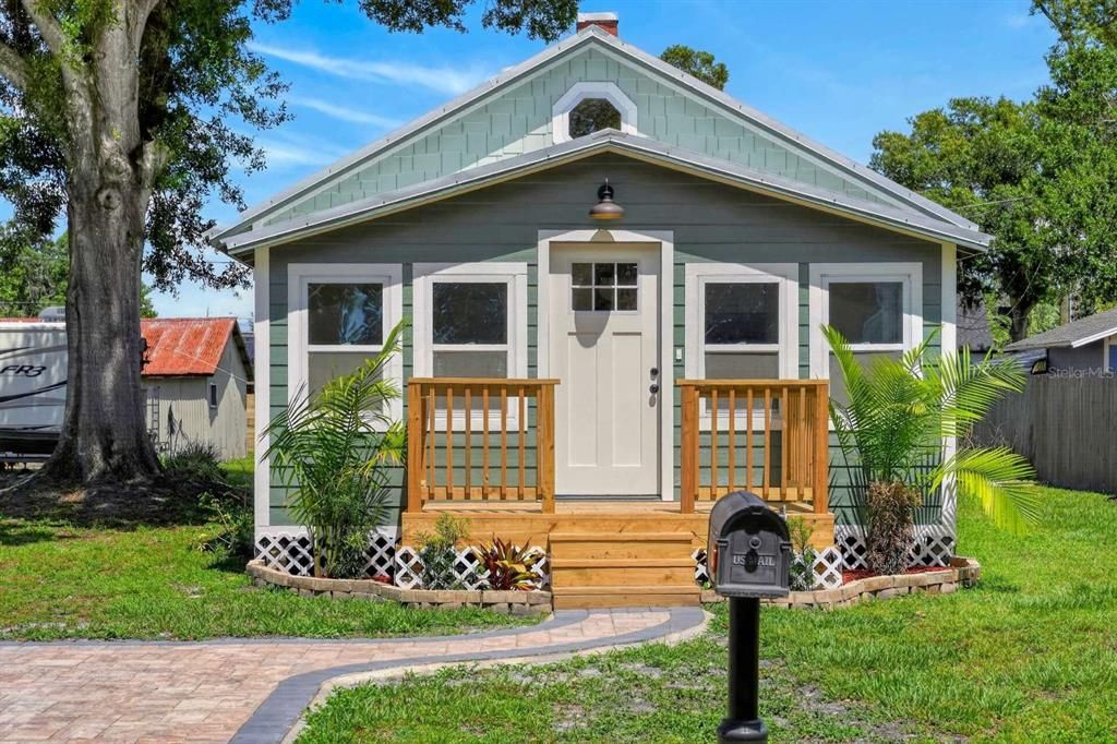 Active With Contract: $269,900 (2 beds, 1 baths, 800 Square Feet)