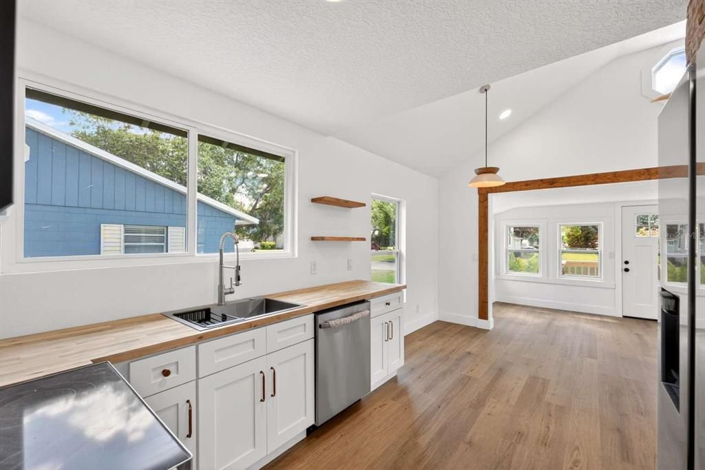 Active With Contract: $269,900 (2 beds, 1 baths, 800 Square Feet)