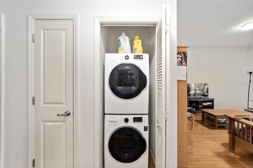 В аренду: $1,775 (2 спален, 1 ванн, 906 Квадратных фут)