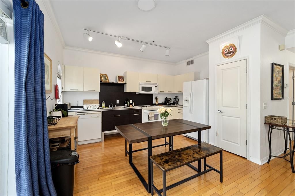 В аренду: $1,775 (2 спален, 1 ванн, 906 Квадратных фут)
