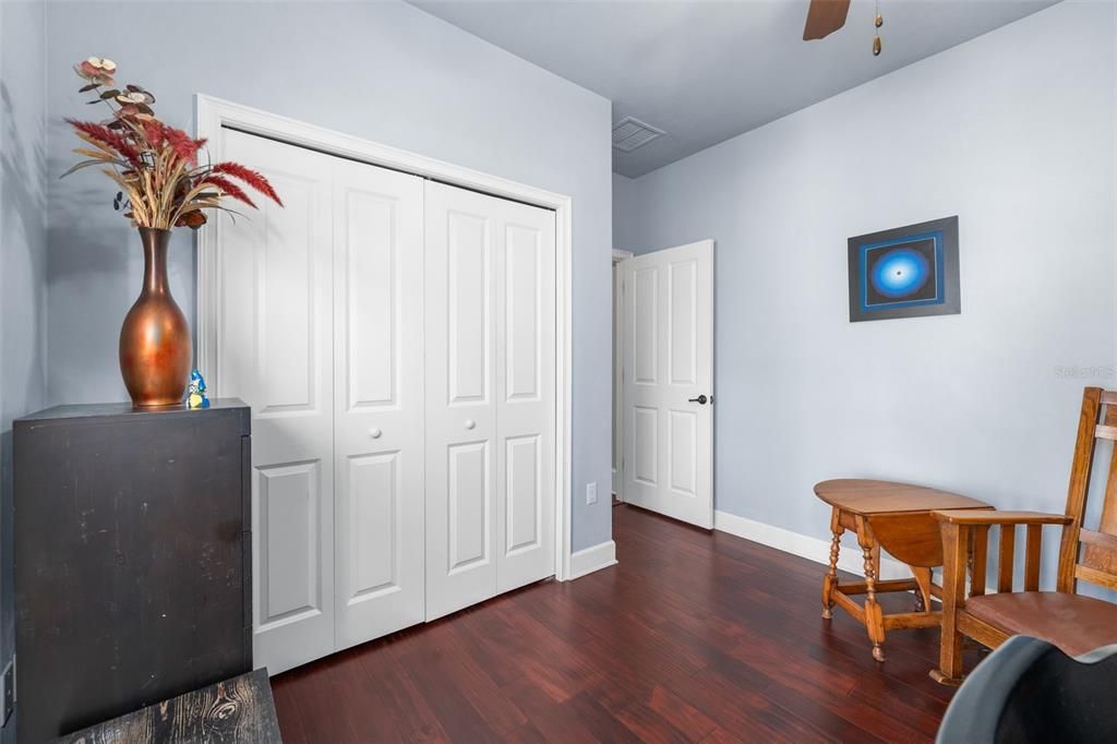 Activo con contrato: $435,000 (4 camas, 2 baños, 1880 Pies cuadrados)