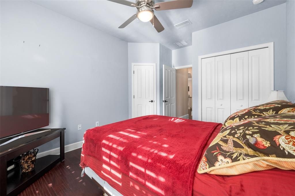 Activo con contrato: $435,000 (4 camas, 2 baños, 1880 Pies cuadrados)