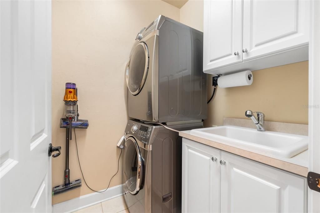 Activo con contrato: $435,000 (4 camas, 2 baños, 1880 Pies cuadrados)